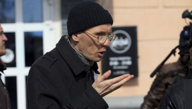 Данил Дегтярев на пикете против строительства здания краевой прокуратуры на месте старинной усадьбы купца Михайлова. 27 марта 2019 года.