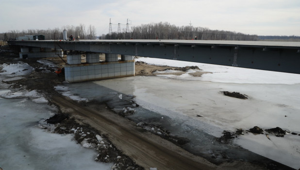 Строительство моста через Чумыш. 29 марта 2019 года.