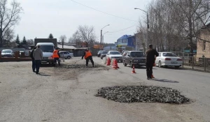 В Барнауле засыпают ямы.