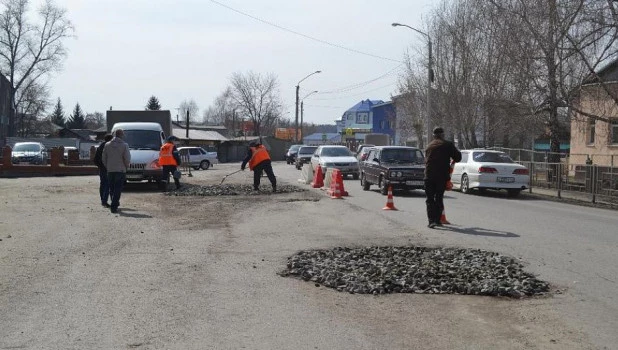 В Барнауле засыпают ямы.