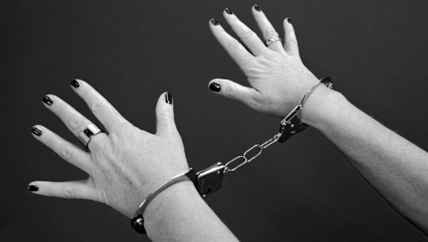 Женщина в наручниках.