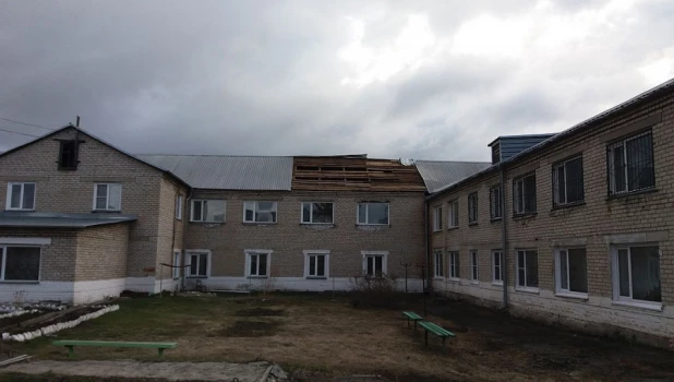 Ветром снесло крышу в психиатрической больнице.