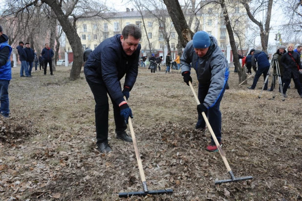 Субботник в Изумрудном парке с участием Виктора Томенко. 