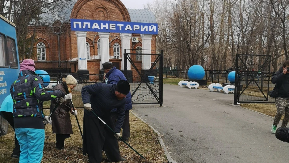 Субботник в Изумрудном парке с участием Виктора Томенко. 