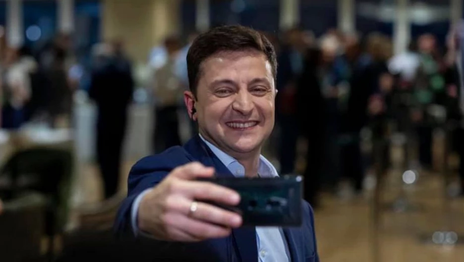 Владимир Зеленский и команда празднуют победу.