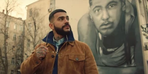 Тимати в клипе "Помнишь", посвященном Ратмиру Шишкову