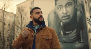 Тимати в клипе "Помнишь", посвященном Ратмиру Шишкову