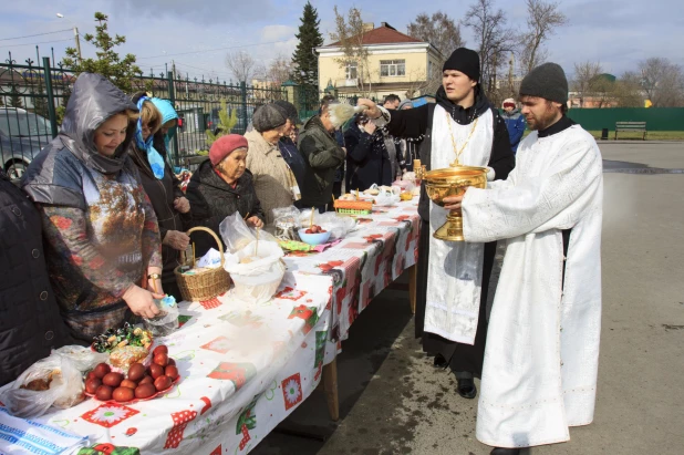 В Барнауле освятили пасхальные куличи.