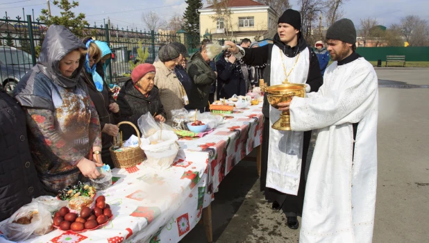 В Барнауле освятили пасхальные куличи.