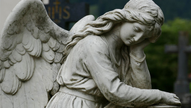 Кладбище. Памятник. Ангел