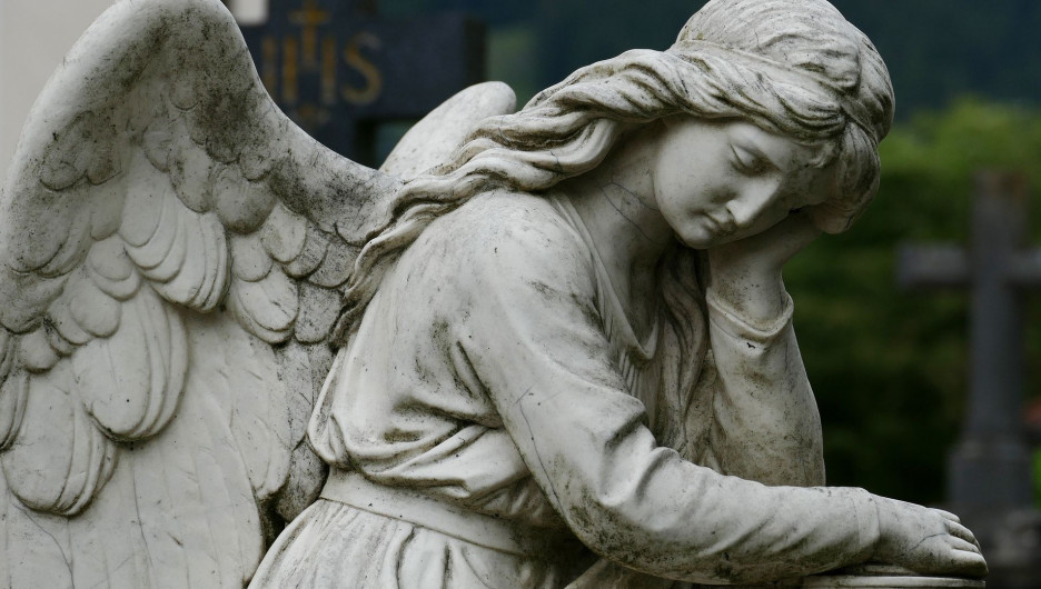 Кладбище. Памятник. Ангел