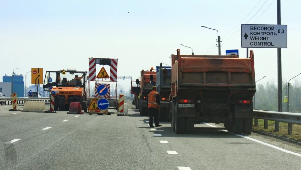 Ремонт дороги на Новом мосту в Барнауле. 8 мая 2019 года.