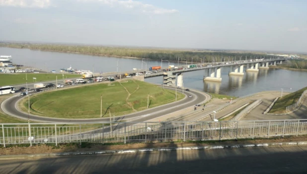 Пробка в районе Нового моста в Барнауле.