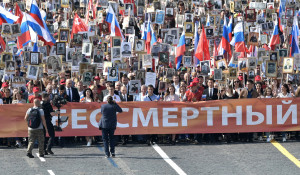 Владимир Путин в рядах "Бессмертного полка" в Москве.