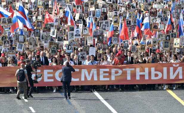 Владимир Путин в рядах "Бессмертного полка" в Москве.