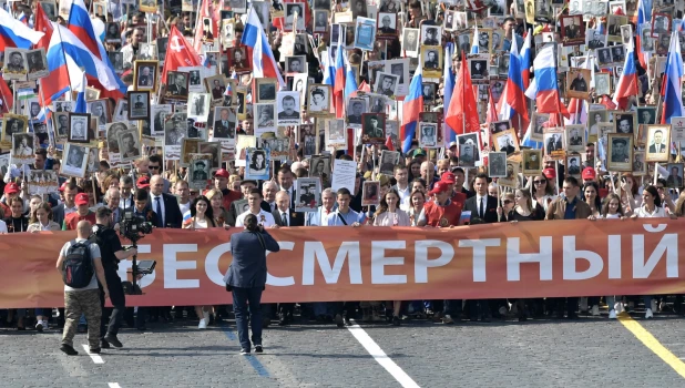Владимир Путин в рядах "Бессмертного полка" в Москве.