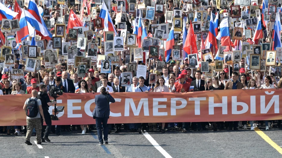 Владимир Путин в рядах "Бессмертного полка" в Москве.