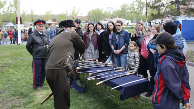 Выставка казачьего оружия в Центральном парке.