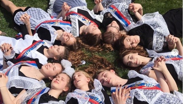 Российские выпускники празднуют Последний звонок и делятся фото в Instagram.