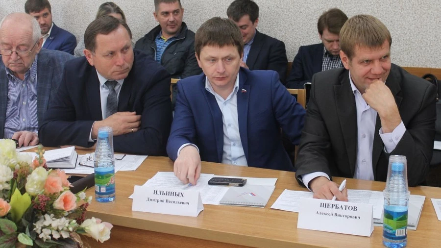 Дмитрий Ильиных и Алексей Щербатов (крайние справа) на круглом столе ОНФ.
