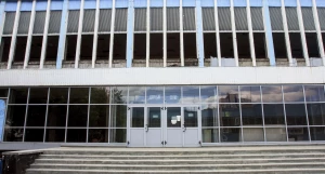 Во Дворце зрелищ и спорта разбирают подвесной потолок над ареной 