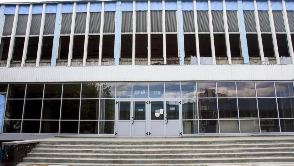 Во Дворце зрелищ и спорта разбирают подвесной потолок над ареной 