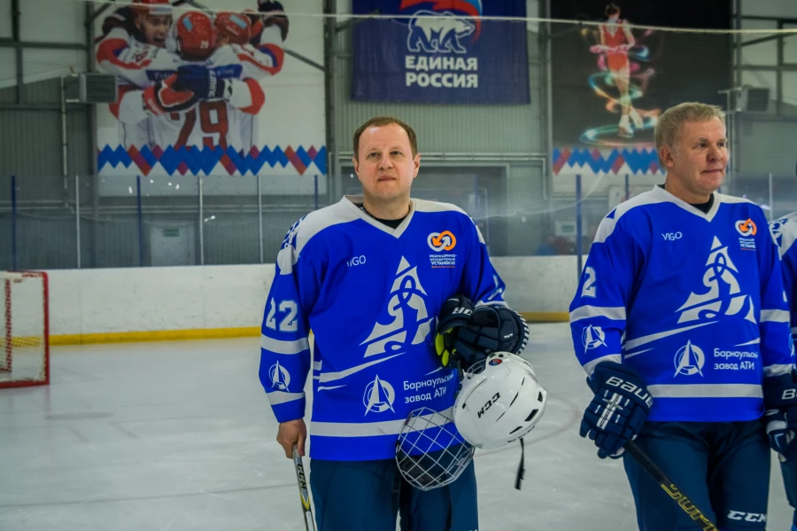Члены правительства Алтайского края и депутаты Госдумы сыграли в Бочкарях в хоккей  
