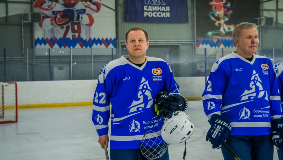 Члены правительства Алтайского края и депутаты Госдумы сыграли в Бочкарях в хоккей  