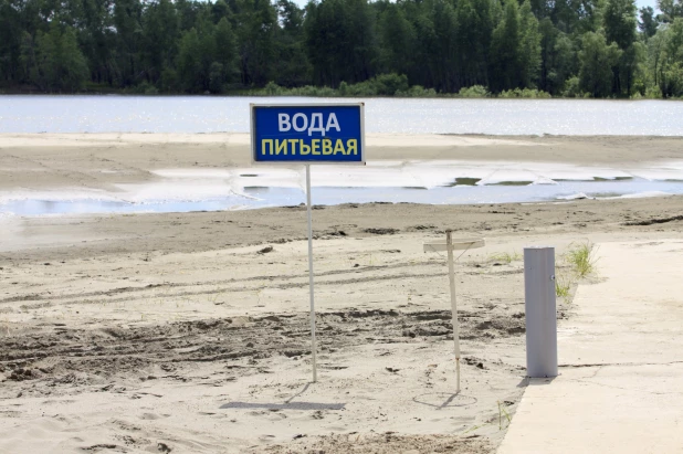 Городской пляж на о. Помазкин в Барнауле.