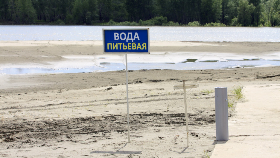 Городской пляж на о. Помазкин в Барнауле.