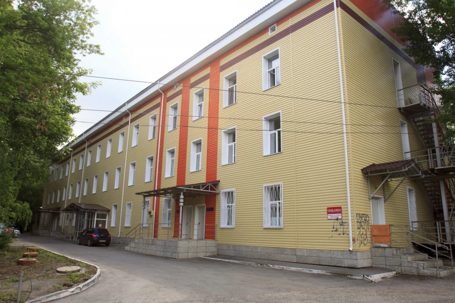 Корпус городской больницы № 12 в Барнауле.