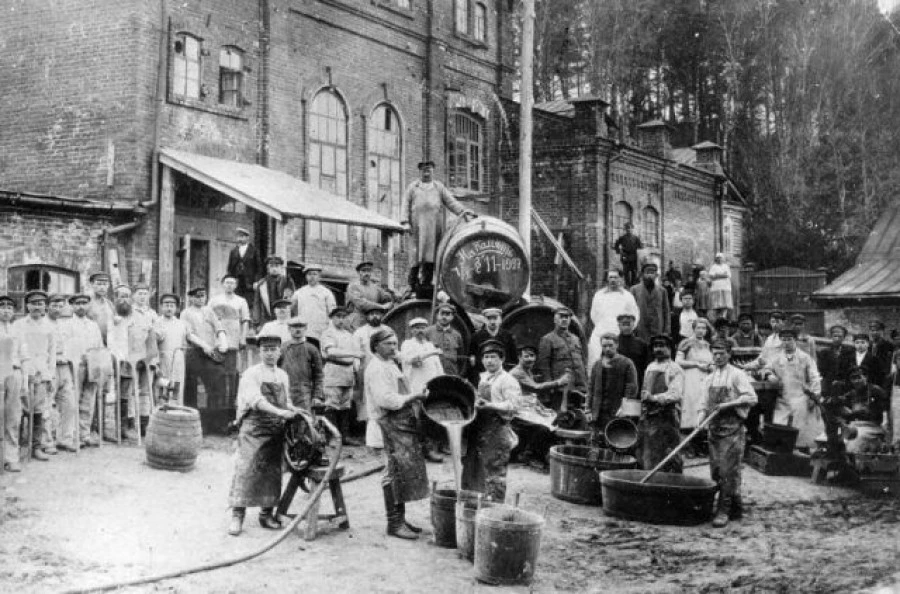 Дрожже-винокуренный завод в начале XX века.