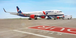 Самолет компании Azur air.