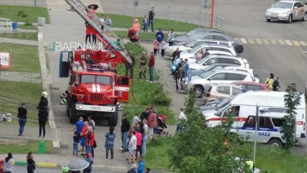 В Барнауле ликвидировали пожар в многоэтажке.