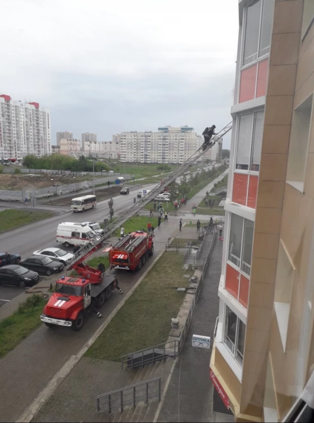 В Барнауле ликвидировали пожар в многоэтажке.