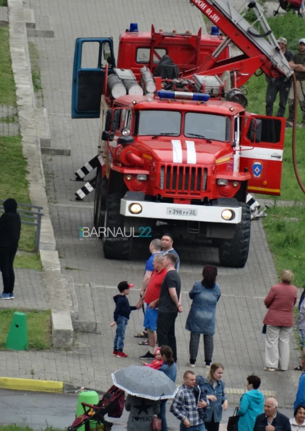 В Барнауле ликвидировали пожар в многоэтажке.