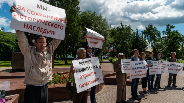 Митинг в защиту исторических памятников Барнаула.