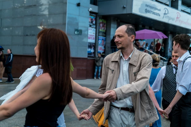 Танцы у Театра Драмы в Барнауле