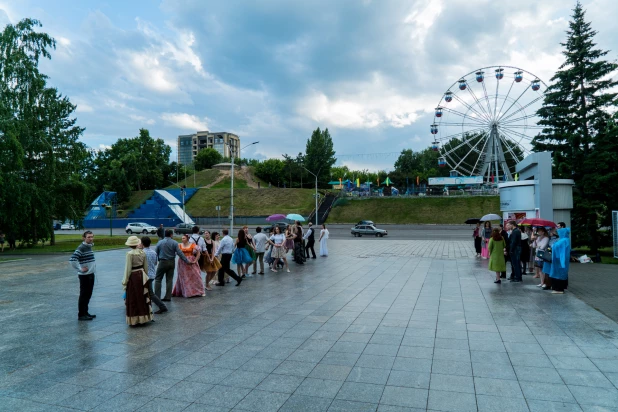 Танцы у Театра Драмы в Барнауле