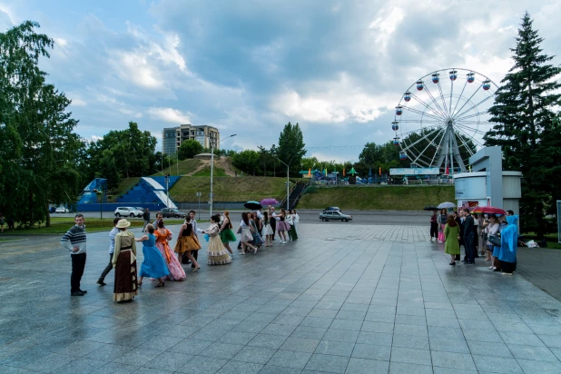 Танцы у Театра Драмы в Барнауле