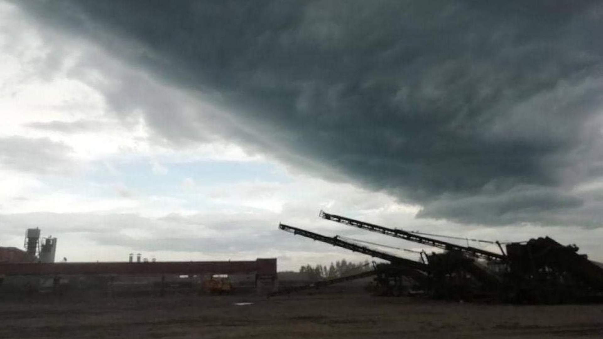 Эксмо желтая книга. Смерч twister 1996. Самара гроза град тучи. Страшная буря рвалась и свистела. Гроза в барнауле.