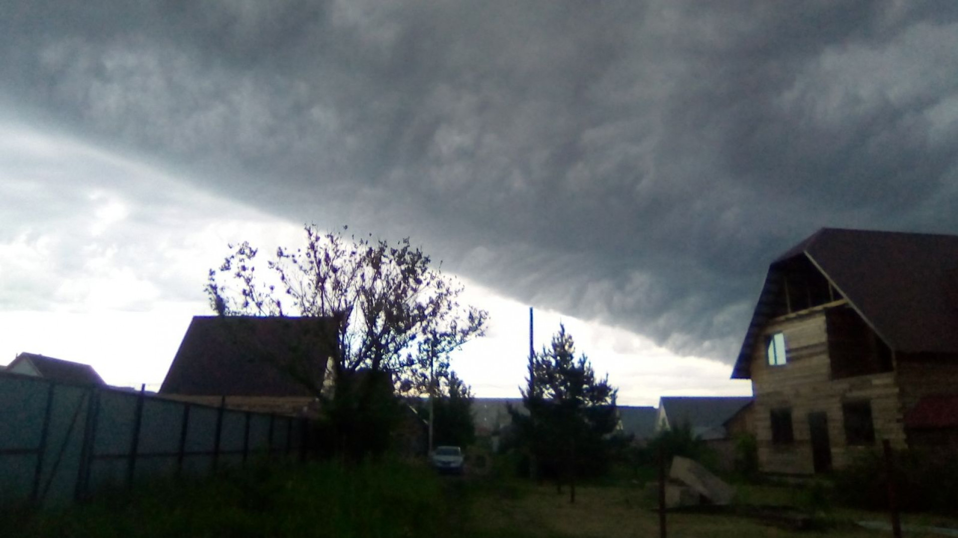 Гроза в барнауле сейчас. Страшная буря рвалась и свистела. Страшная буря рвалась и свистела. Песчаная буря в саратовской области. Страшная буря рвалась и свистела между колесами.