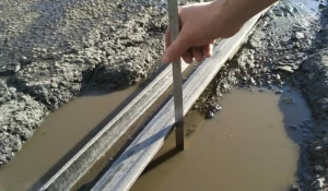 Автомобилисты "режут резину" в яме на Ползунова.