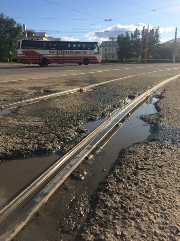 Автомобилисты "режут резину" в яме на Ползунова.