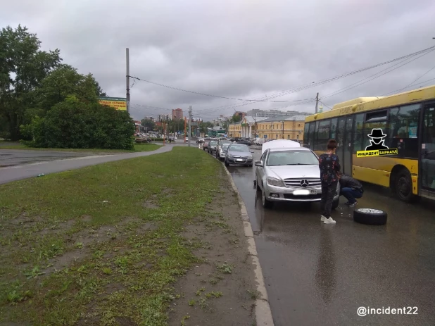 Автомобилисты "режут резину" в яме на Ползунова.