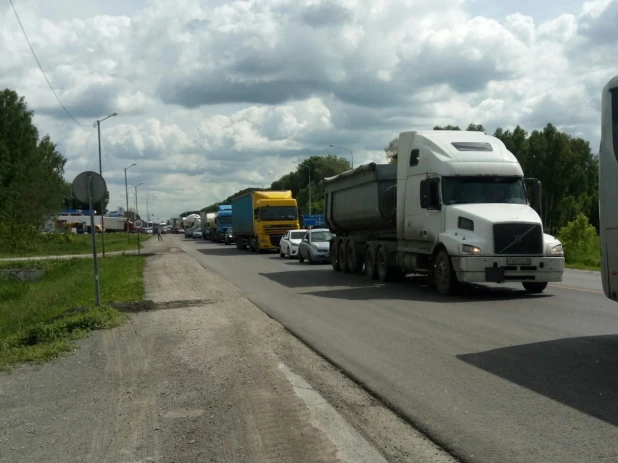 Пробка на трассе Барнаул - Новосибирск.