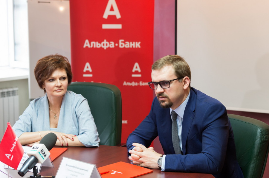 Главный управляющий директор Альфа-Банка Владимир Верхошинский и региональный управляющий Ирина Бубенко.