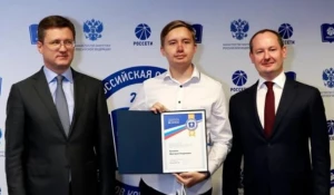 Дмитрий Еремеев получил награды из рук министра энергетики России Александра Новака и генерального директора компании «Россети» Павла Ливинского.