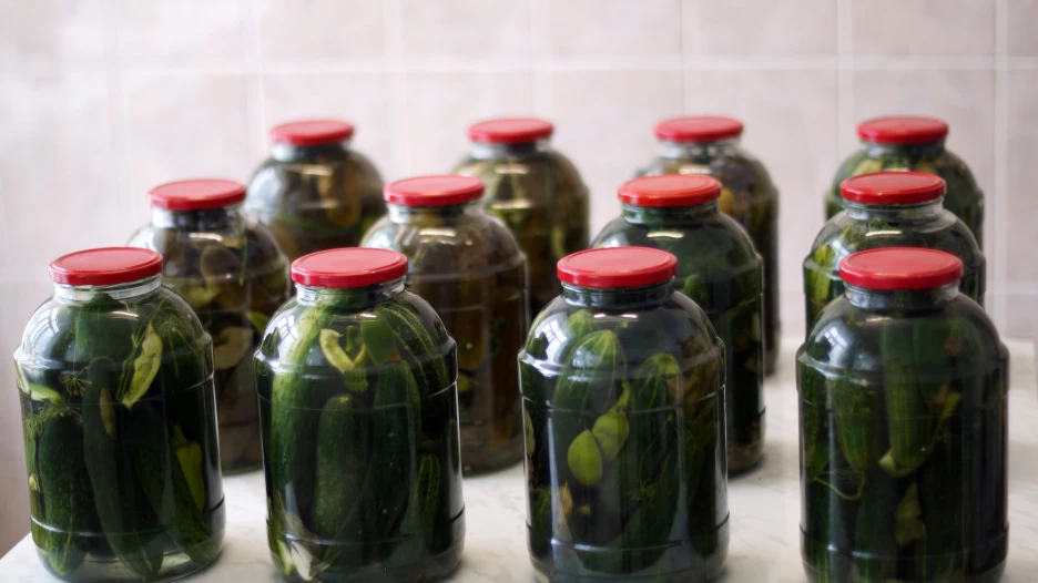 Соленые огурцы.