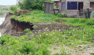 Дом в селе Шульгин Лог скоро рухнет с обрыва.